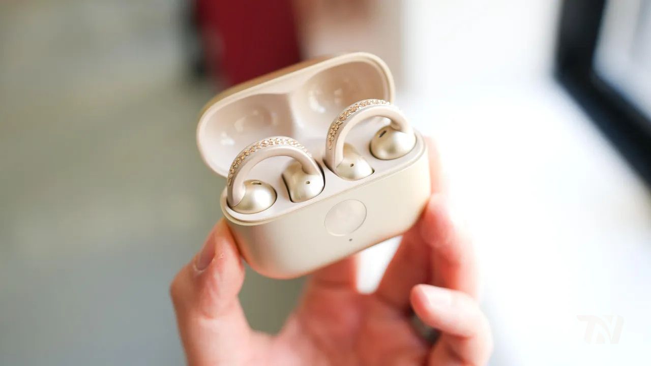 Moto Buds Loop Announced with Open-Ear Design, Bose Audio, and Swarovski Crystal Accents